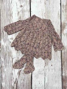 Babyklänning och strumpor