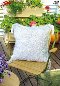 Virkad kudde med tofsar