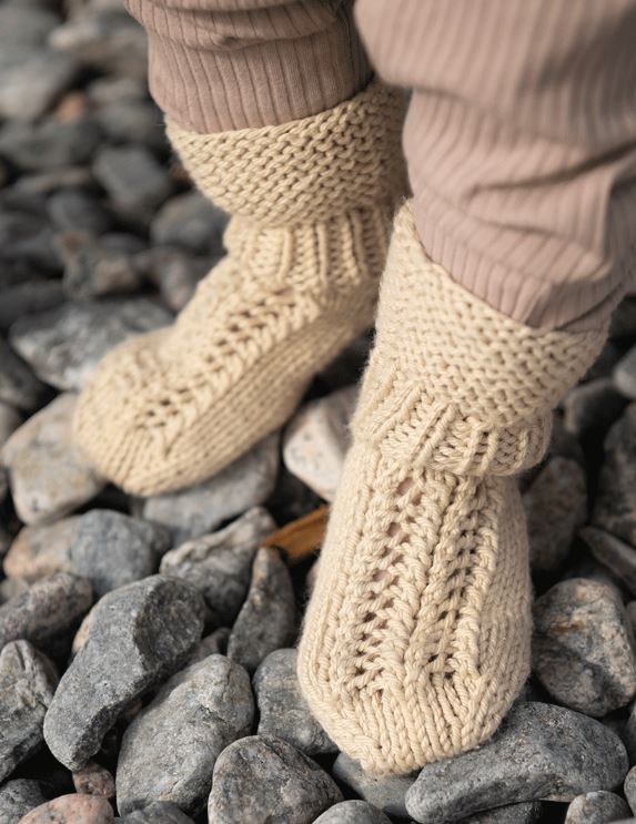 Sandslott – Stickade babysockor