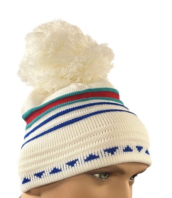 Stickad mössa med tofs