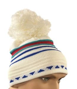 Stickad mössa med tofs