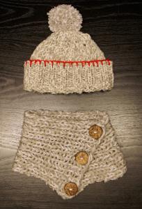 Stickad halskrage och mössa