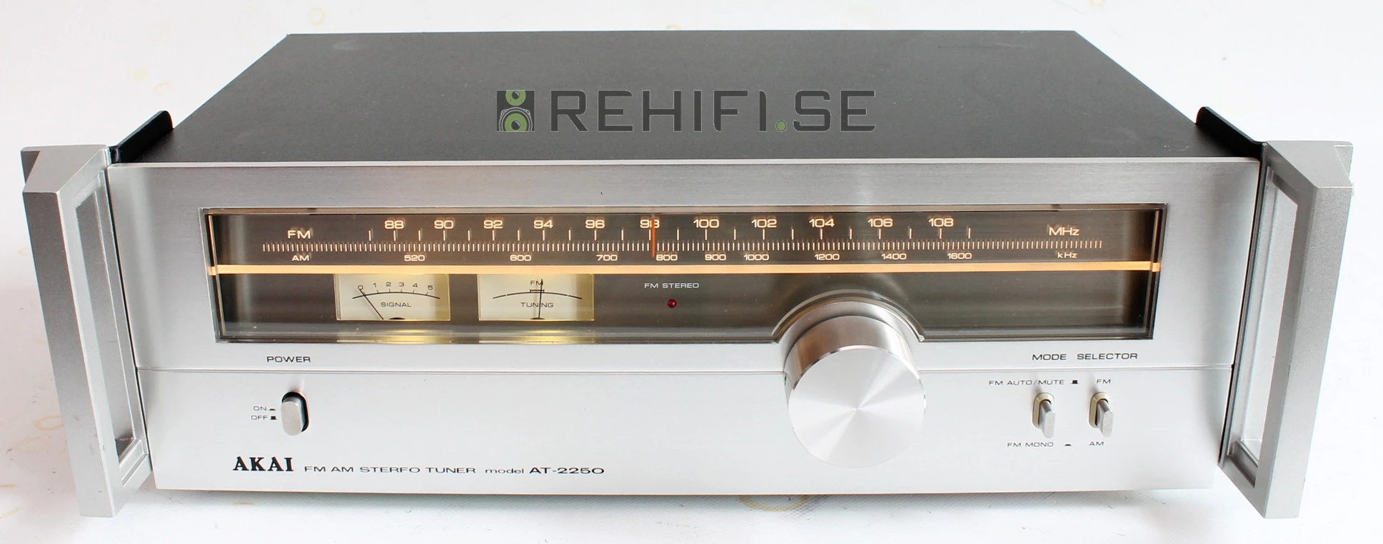 Akai Stereo Tuner AT-2250L ( Vendu Sans Câble D Alimentation
