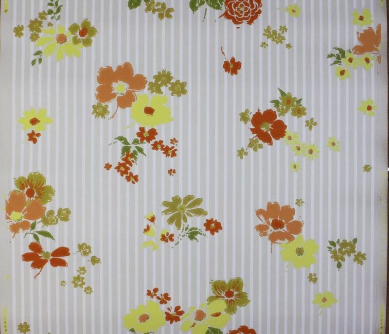 Finn din favorittapet hos Retrotapeter.se! Äldre originaltapet med tryckår1969. Vit-/grårandig bakgrund med mönster av blommor ovanpå. Färger på blommorna: grönt, rött gult.