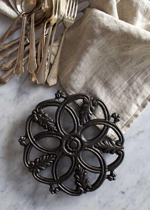 Grytunderlägg Skeppshult - Gjutjärn 20cm - sekelskiftesstil - gammaldags inredning - klassisk stil - retro