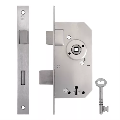 Gammaldags låshus med nyckel