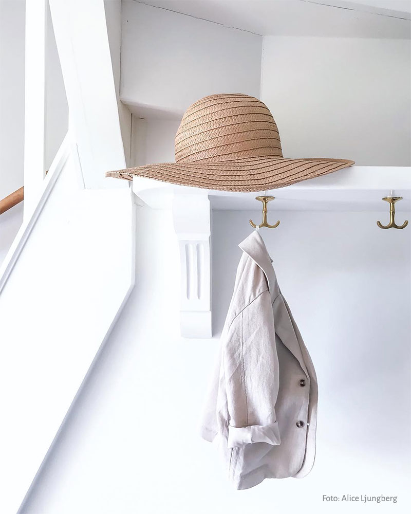 Build your own hat shelf with wooden brackets and brass anchor hook - old style - vintage style - classic interior - retro