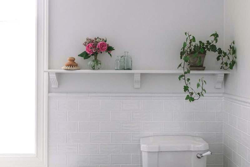 Bygg din egen badrumshylla med träkonsoler - gammaldags stil - klassisk inredning - sekelskifte - retro
