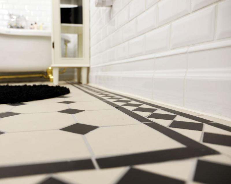 Classic wall- and floor tiles in black and white - floor trim in white - old style - vintage - classic interior - retro
