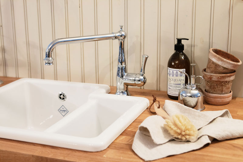Inspiration old style kitchen - sink, faucets, linseed oil soap, wood brush