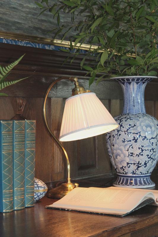 Gammaldags bordslampa i mässing med tygskärm - gammaldags stil - klassisk inredning - sekelskifte - retro