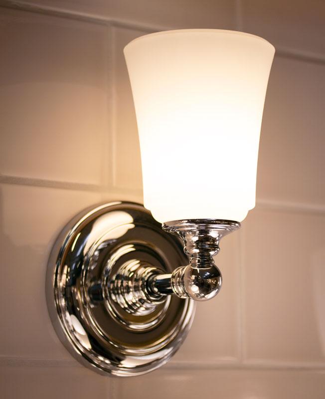 Badrumslampa - Vägglampa Coquet krom/frost - sekelskiftesstil - gammaldags inredning - klassisk stil - retro