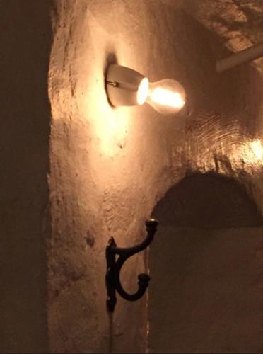 Lamphållare i vit porslin - Fotlamphållare sned - sekelskiftesstil - gammaldags inredning - retro - klassisk stil