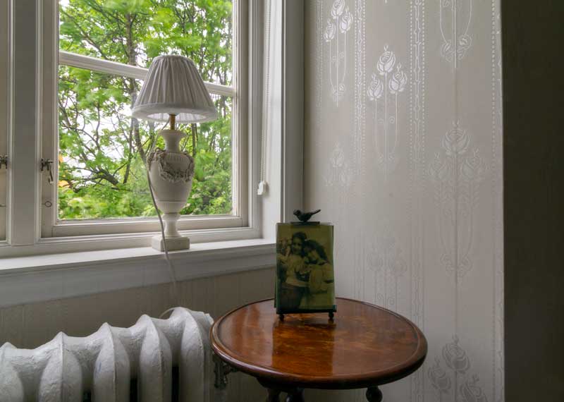 Lim & Handtryck Tapet - Jugendros gråvit/glimmer - gammaldags inredning - klassisk stil - retro - sekelskifte