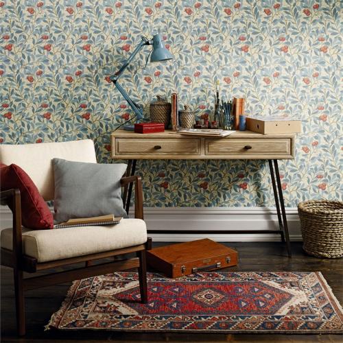 William Morris & Co. Tapet - Arbutus Woad/Russet - blommor och bär - arvestykke - gammeldags dekor - klassisk stil - retro - sekelskifte