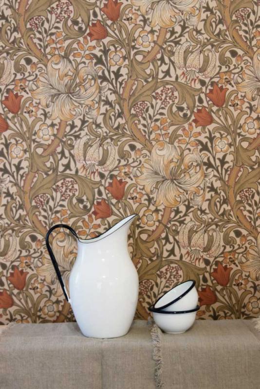 William Morris & Co. Tapet - Golden Lily Biscuit/Brick - sekelskifte - gammaldags inredning - retro - klassisk inredning
