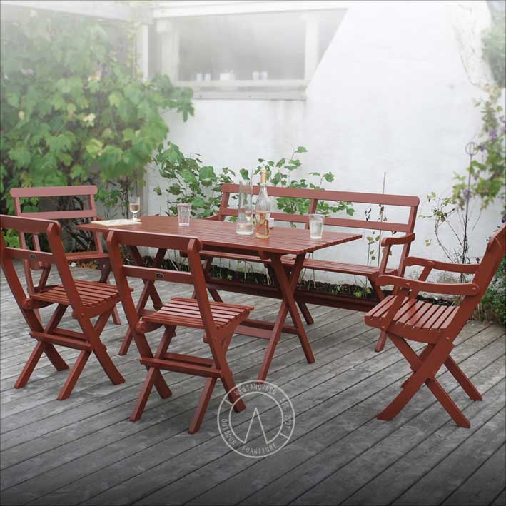 Röd trädgårdsstol i gammaldags stil 1920 ihopfällbar - gammaldags inredning - klassisk stil - retro - sekelskifte