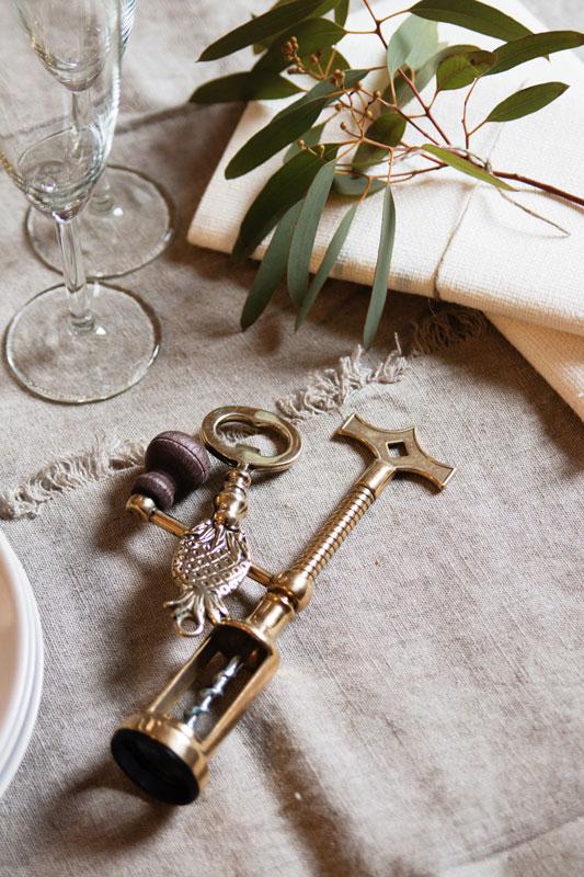 Gift tips - Wine opener and bottle opener in brass - old style - vintage interior - old fashioned style - classic interior