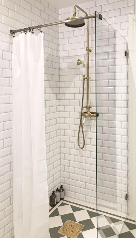 Old style shower with mixer in bronze