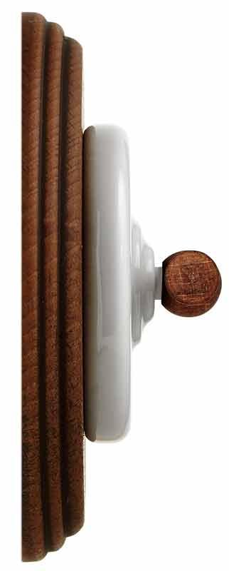 Rund retro strömbrytare i vit porslin med träram - gammaldags inredning - klassisk stil - retro - sekelskifte
