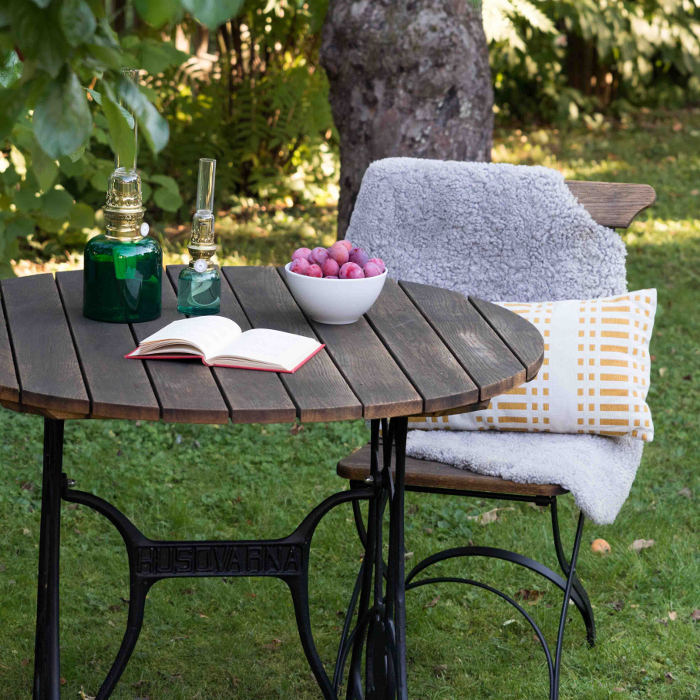 Trädgårdsbord i gammaldags stil - gammaldags inredning - klassisk stil - retro - sekelskifte