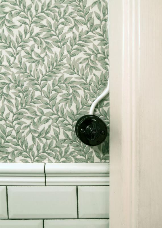 Old-fashioned wallpaper from Glue & Hantryck with green leaves - retro switch black - old style - vintage style - classic interior - retro