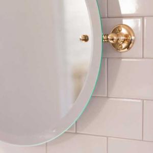 Classical bathroom accessories in brass - Sekelskifte