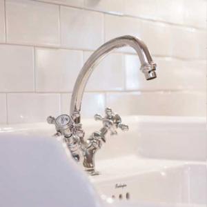 Washbasin mixer for an old-fashioned bathroom - Sekelskifte