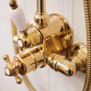 High-quality shower and bath mixer. Classical design and modern features - Sekelskifte