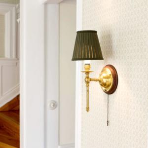 Classic wall lamp in brass with cotton shade - old style - vintage - classic interior - retro