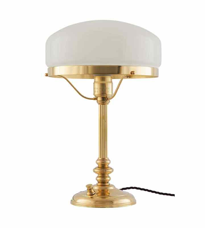 Bordlampe - Karlfeldt messing, hvit skjerm - arvestykke - gammeldags dekor - klassisk stil - retro - sekelskifte
