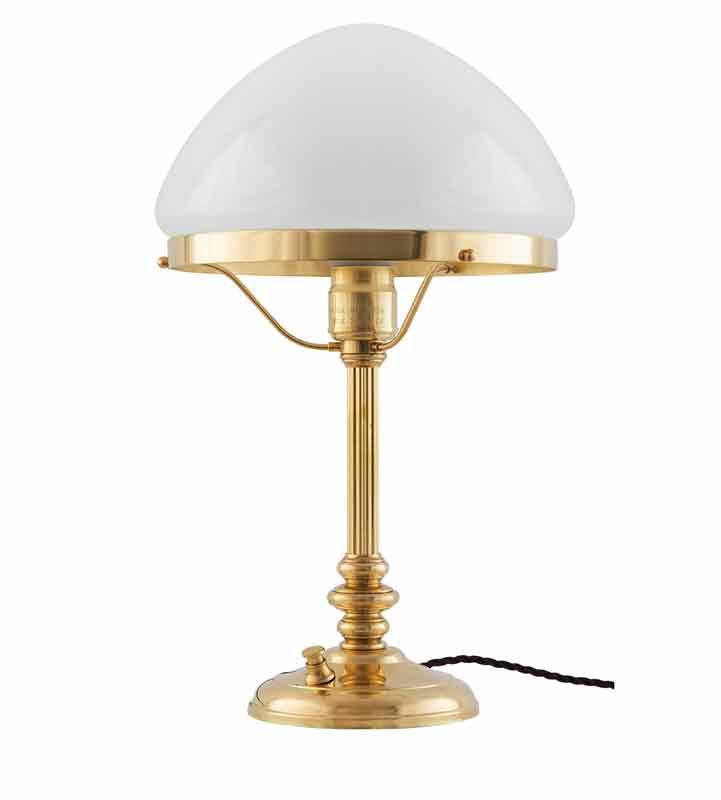 Bordlampe - Karlfeldt messing, hvit skjerm - arvestykke - gammeldags dekor - klassisk stil - retro - sekelskifte