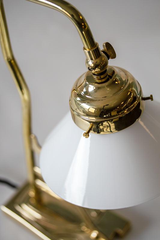 Bordlampe messing - modell 1900 med hvit skjerm - arvestykke - gammeldags dekor - klassisk stil - retro - sekelskifte