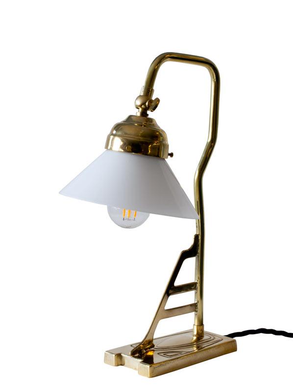 Bordlampe messing - modell 1900 med hvit skjerm - arvestykke - gammeldags dekor - klassisk stil - retro - sekelskifte