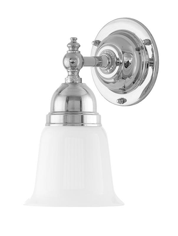 Badezimmerlampe – Adelborg vernickelt, glockenförmiger Schirm aus weißem Opalglas