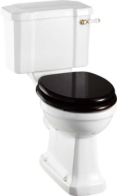 WC – Burlington-Toilette, schmaler Spülkasten und schwartz Sitz, Goldakzenten.