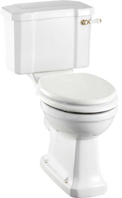 WC – Burlington-Toilette, schmaler Spülkasten und mattweiß Sitz, Goldakzenten.