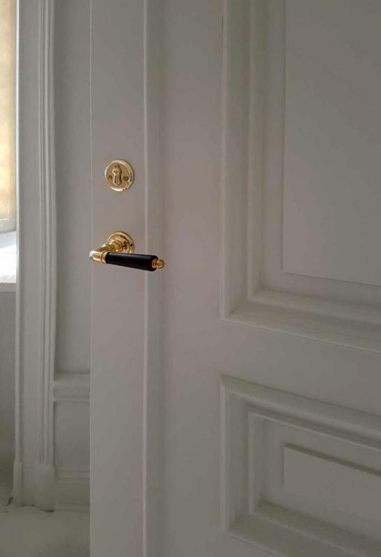 Sekelskifte gammaldags dörrtrycke dörrhandtag mässing svart trä - gammaldags inredning - klassisk stil - retro - sekelskifte