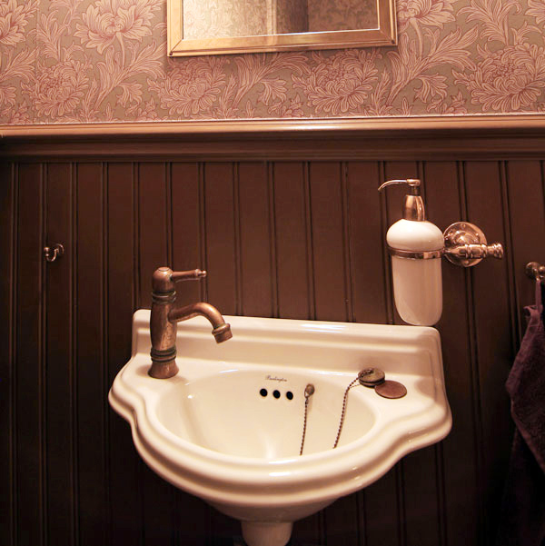 Gästtoalett i gammaldags stil - kakel klinker bröstpanel badrumsinredning - gammaldags inredning - klassisk stil - retro - sekelskifte