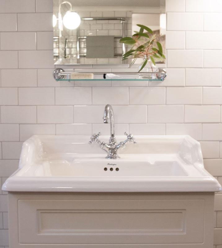 Inspiration to classic bathroom in white and chrome - old style - vintage interior - old fashioned style - classic interior