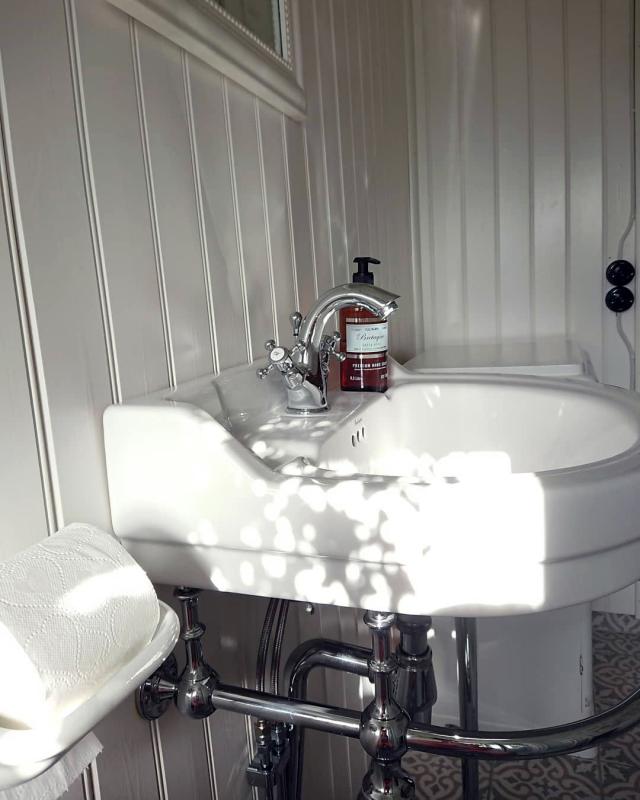 Lantligt badrum med pärlspont och gammaldags inredning - gammaldags stil - klassisk inredning - sekelskifte - retro