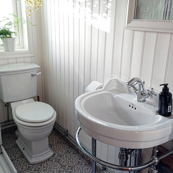Lantligt badrum med pärlspont och gammaldags inredning - gammaldags stil - klassisk inredning - sekelskifte - retro