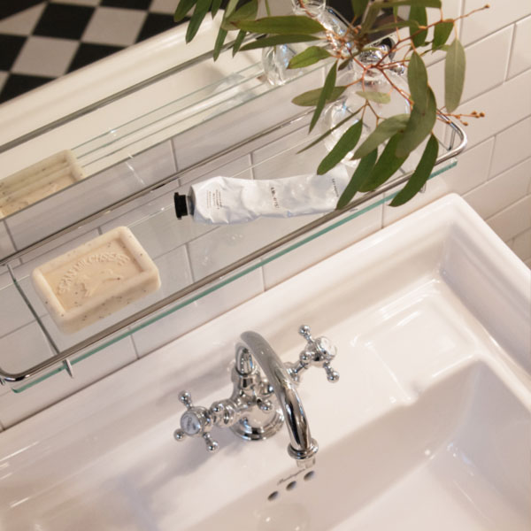 Inspirasjon til et klassisk bad i hvitt og krom - arvestykke - gammeldags dekor - klassisk stil - retro - sekelskifte