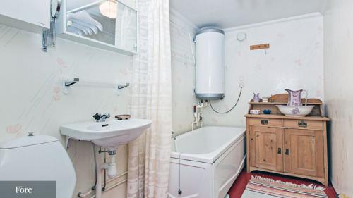 Förebild - badrumsrenovering i svart och vitt - sekelskifte - gammaldags inredning - retro - klassisk stil