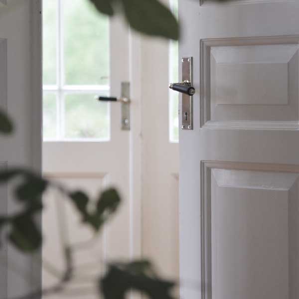 Inspiration gammaldags dörrtrycke med långskylt - gammaldags inredning - klassisk stil - retro - sekelskifte