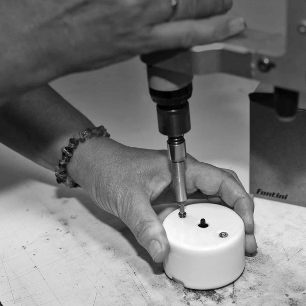 En gammaldags strömbrytare i porslin blir till - steg för steg - sekelskifte - gammaldags stil - klassisk inredning - retro
