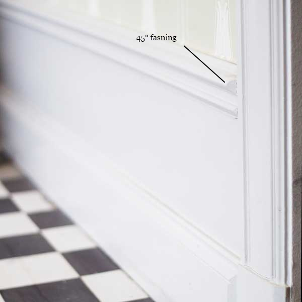 Montera en hög tredelad golvsockel - fasning - gammaldags inredning - klassisk stil - retro - sekelskifte