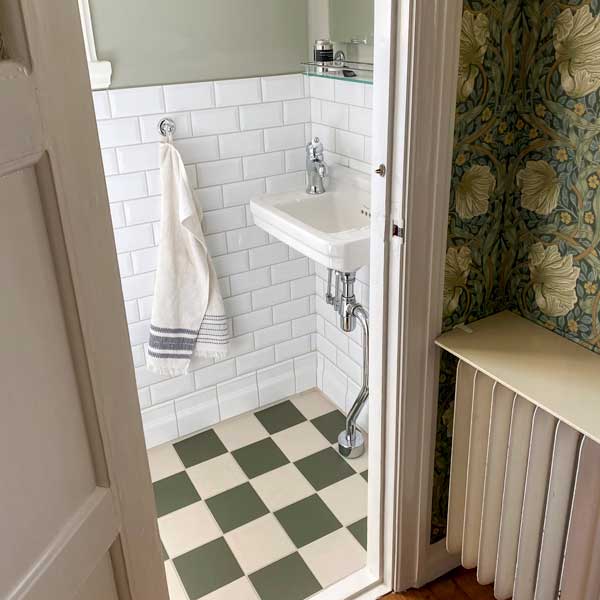 Inspiration - Bathroom with green checkered floor tiles