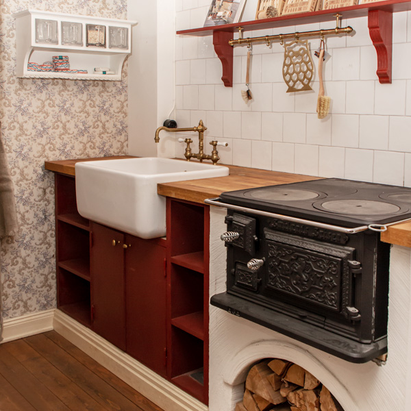 Kjøkkeninspirasjon - Tradisjonelt kjøkken med vedovn - arvestykke - gammeldags dekor - klassisk stil - retro - sekelskifte