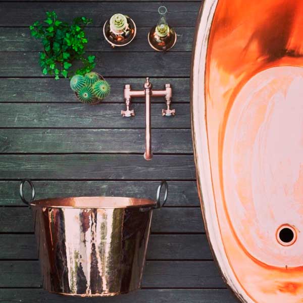 Old style copper bath tub, log holders, mixers and kerosene lamps - Copper